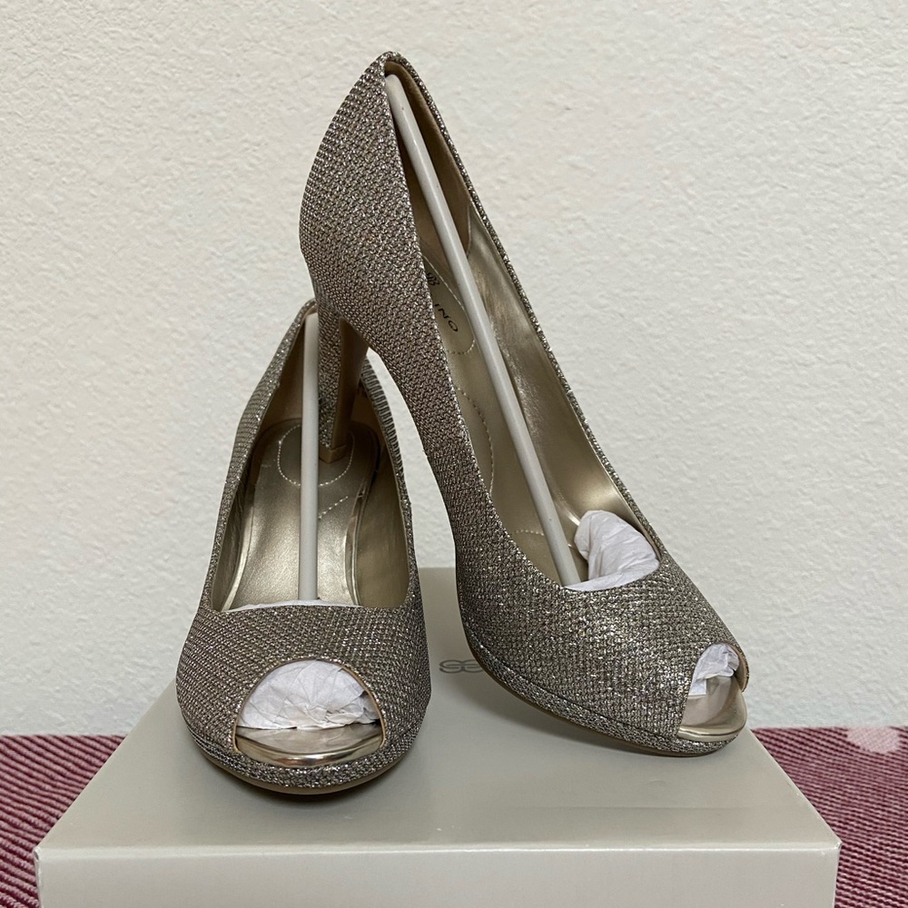 BANDOLINO Womens Rainaa Gold Peep-Toe Heels